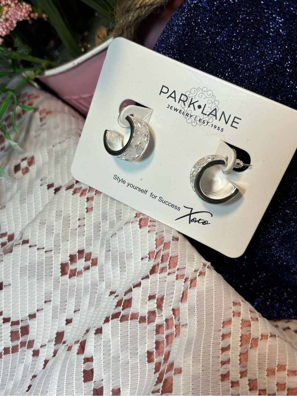 Cashmere Matte White Silver Delicate Quatrefoil Motifs Hoop Earrings 5/8” Floral - Picture 10 of 14